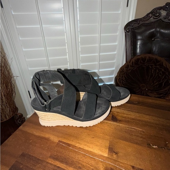 UGG Ileana wedge sandals, Size 6.5/7, GUC - Picture 2 of 8